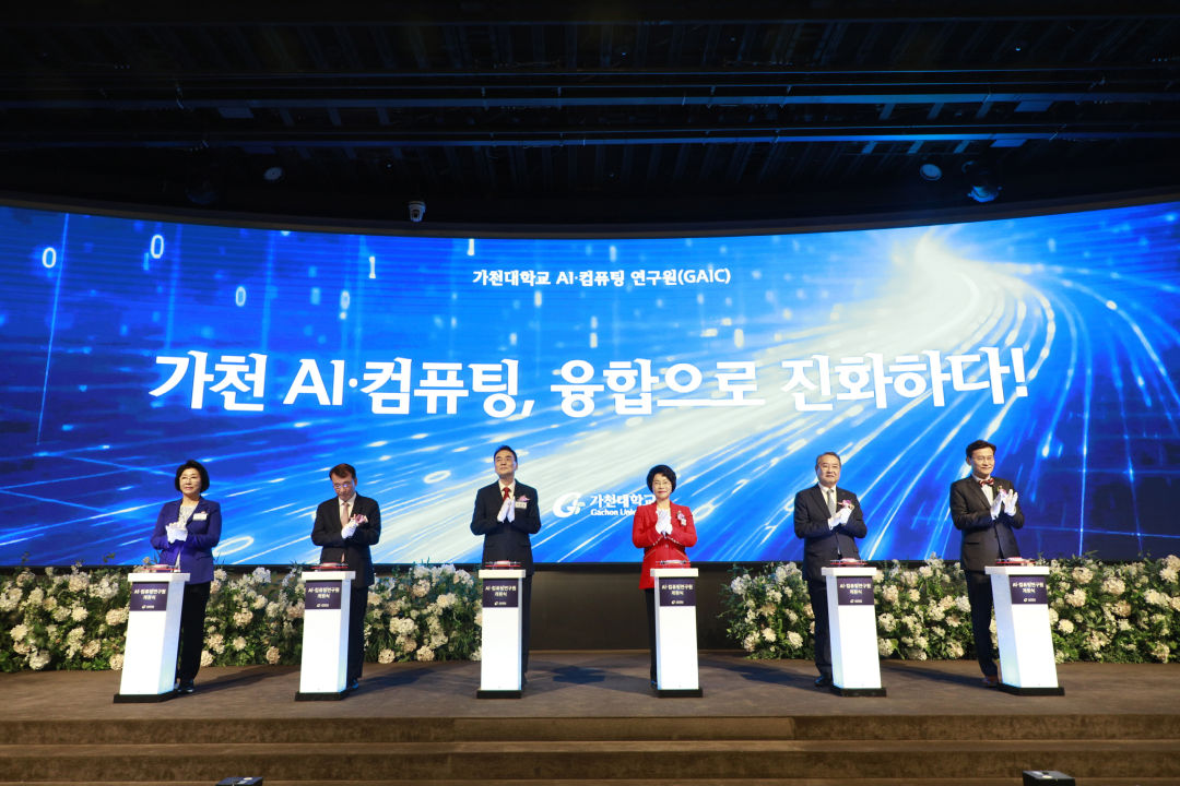 2. 가천대가 16일 대학 컨벤션센터에서 가천 ‘AI·컴퓨팅연구원 개원식’에서 기념 세레모니를 하고 있다.(사진 좌측부터 가천대 최미리 수석부총장, 한국과학기술한림원 정진호 원장, 가천 AI·컴퓨팅연구원 이원준 원장, 가천대 이길여 총장, 대구경북과학기술원 이건우 총장, AI안전연구소 김명주 소장)