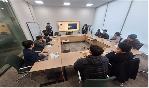 요꼬가와전기에서 진행된 일본 반도체 설계 체험 프로그램 결과 발표 현장