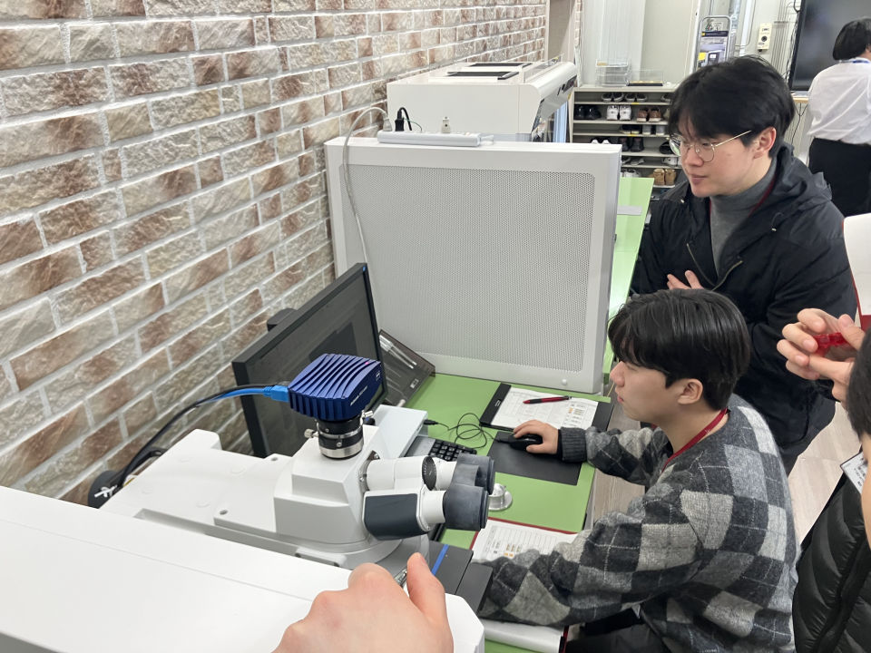 요꼬가와전기 미니멀팹 장비를 활용한 PMOS 트랜지스터 제작 및 특성 측정 실습 장면